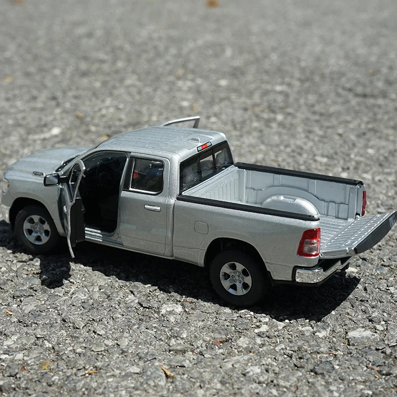 Welly 1/24 Dodge RAM 1500 Alloy Pickup Car Truck Model Diecast Metal Off-road Vehicles Car Model Simulation Collection Kids Gift