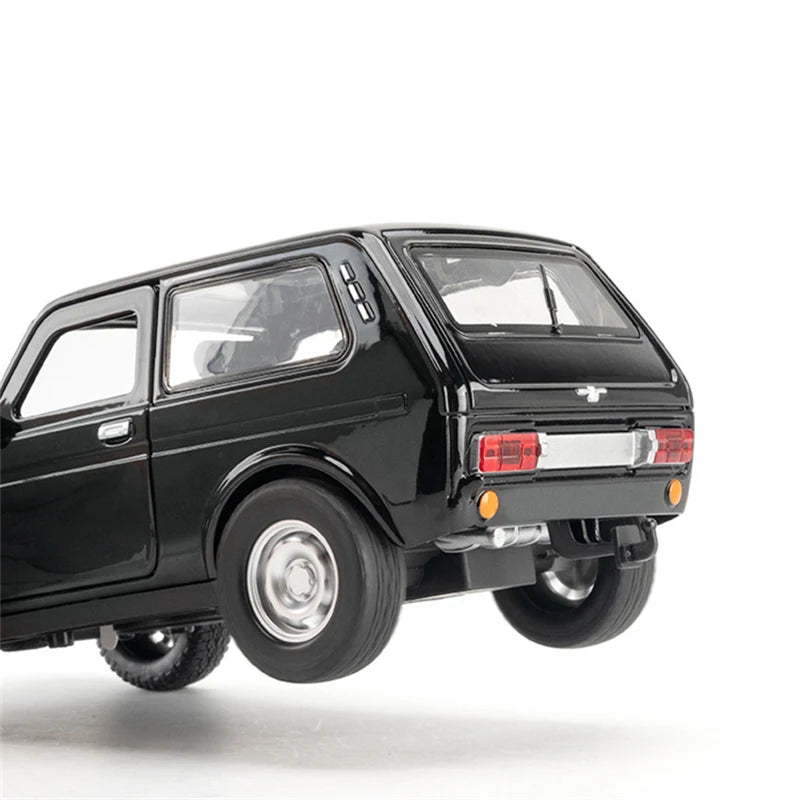 1:20 LADA NIVA Alloy Classic Car Model Diecast Metal Toy Vehicles Car Model Simulation Sound and Light Collection Childrens Gift